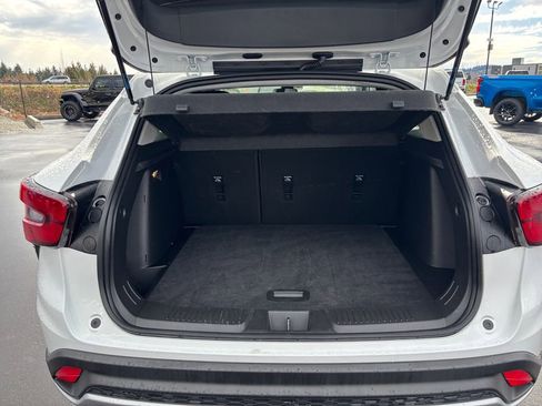 Used 2025 Chevrolet Trax LT w/ LT Convenience Package image 25