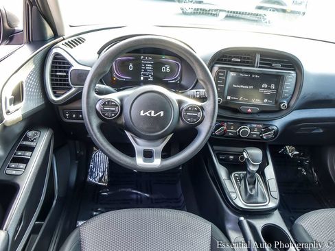 Used 2025 Kia Soul LX w/ LX Technology Package FWD image 11