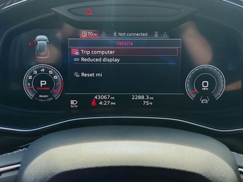 Used 2023 Audi Q8 Premium image 11