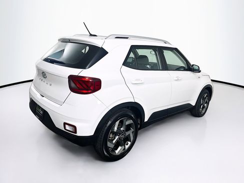 Used 2025 Hyundai Venue SEL image 9