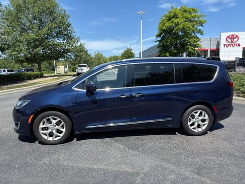 Used 2020 Chrysler Pacifica Touring-L FWD image 3