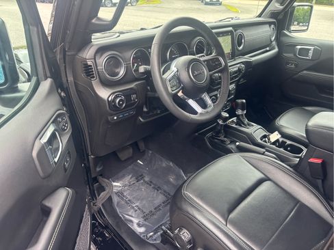 Used 2023 Jeep Wrangler Unlimited Sahara w/ Cold Weather Group AWD/4WD image 8