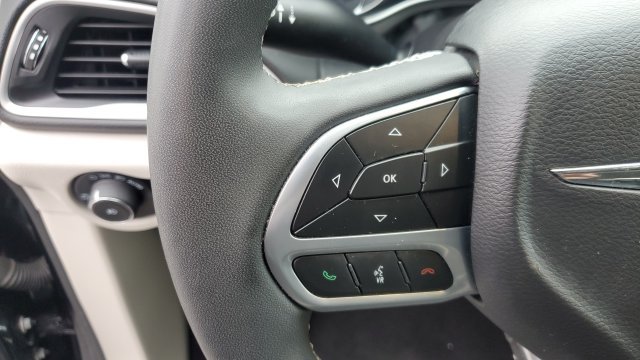 Used 2024 Chrysler Pacifica Touring-L FWD image 10