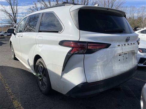 Used 2022 Toyota Sienna LE image 2