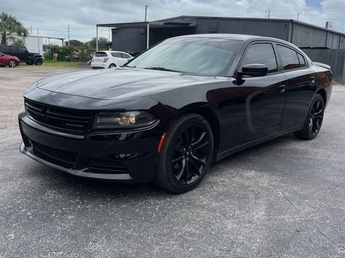 Used 2018 Dodge Charger SXT w/ Blacktop Package RWD image 2