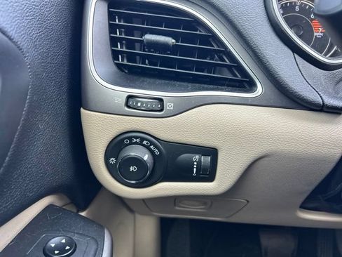 Used 2019 Jeep Cherokee Latitude w/ Popular Appearance Group FWD image 18