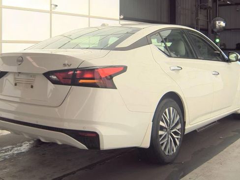 Used 2023 Nissan Altima 2.5 SV image 3