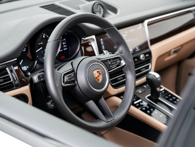 Certified 2026 Porsche Macan AWD/4WD image 9