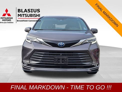 Used 2022 Toyota Sienna Platinum image 3