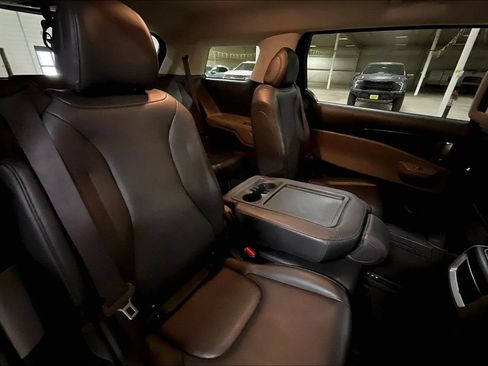 Used 2025 Kia Carnival FWD image 25