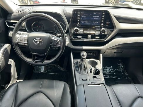 Used 2020 Toyota Highlander XLE FWD image 19