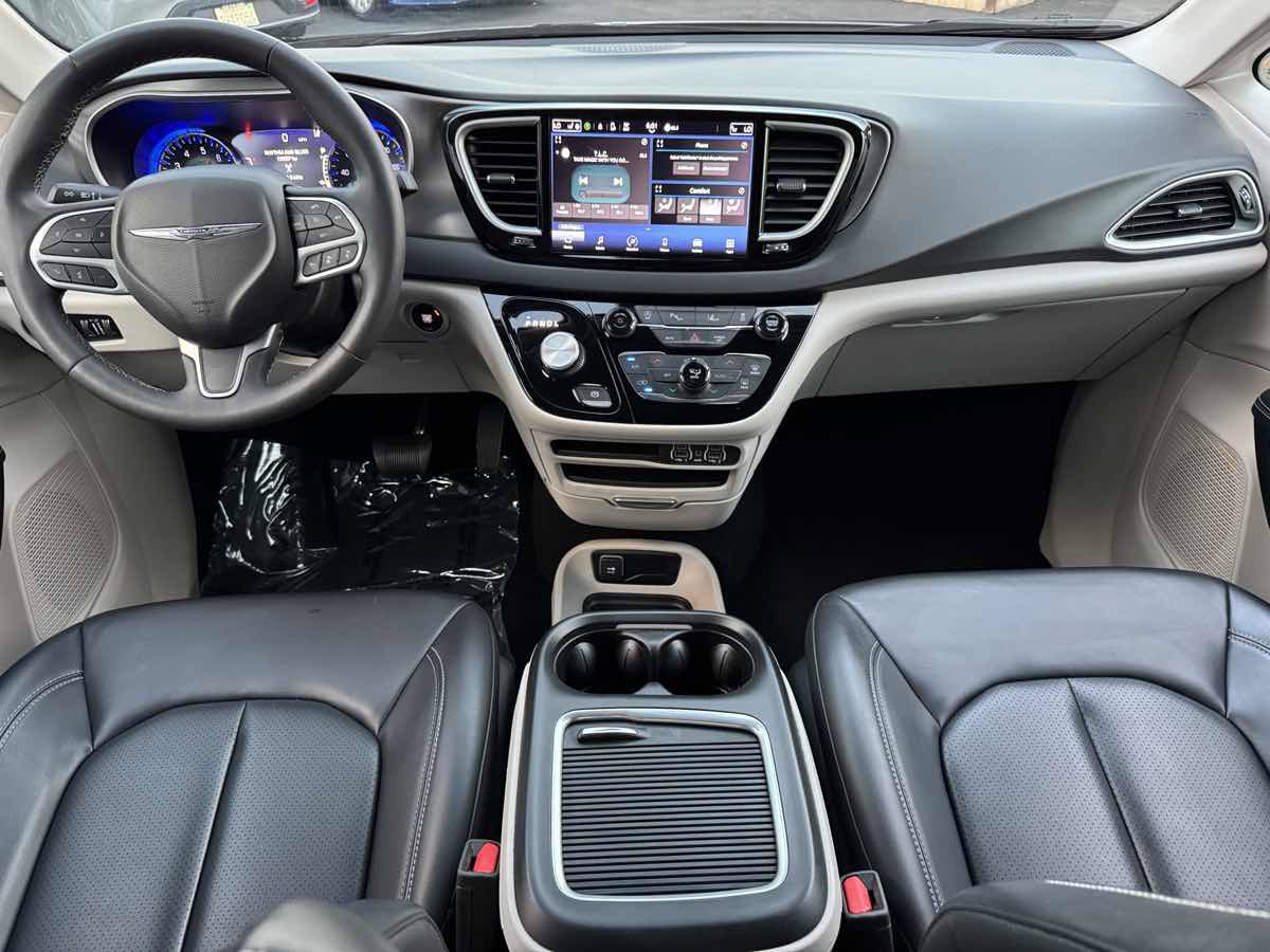 Used 2023 Chrysler Pacifica Touring-L FWD image 20