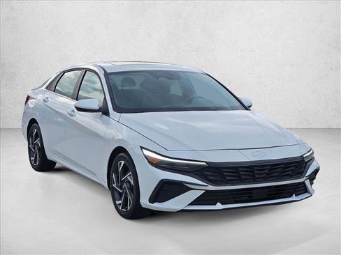 Used 2025 Hyundai Elantra SEL image 3