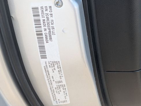 Used 2023 Chrysler Pacifica Limited w/ Uconnect Theater Family Group image 23