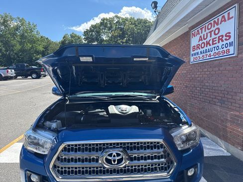 Used 2017 Toyota Tacoma TRD Sport w/ Tow Package (A/T) AWD/4WD image 34