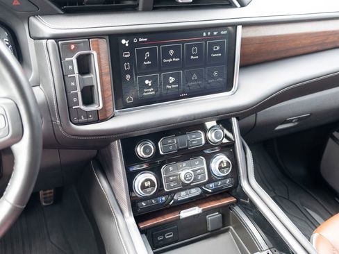 Used 2024 GMC Yukon XL Denali Ultimate AWD/4WD image 3