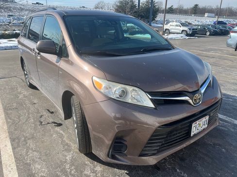 Certified 2018 Toyota Sienna LE image 1