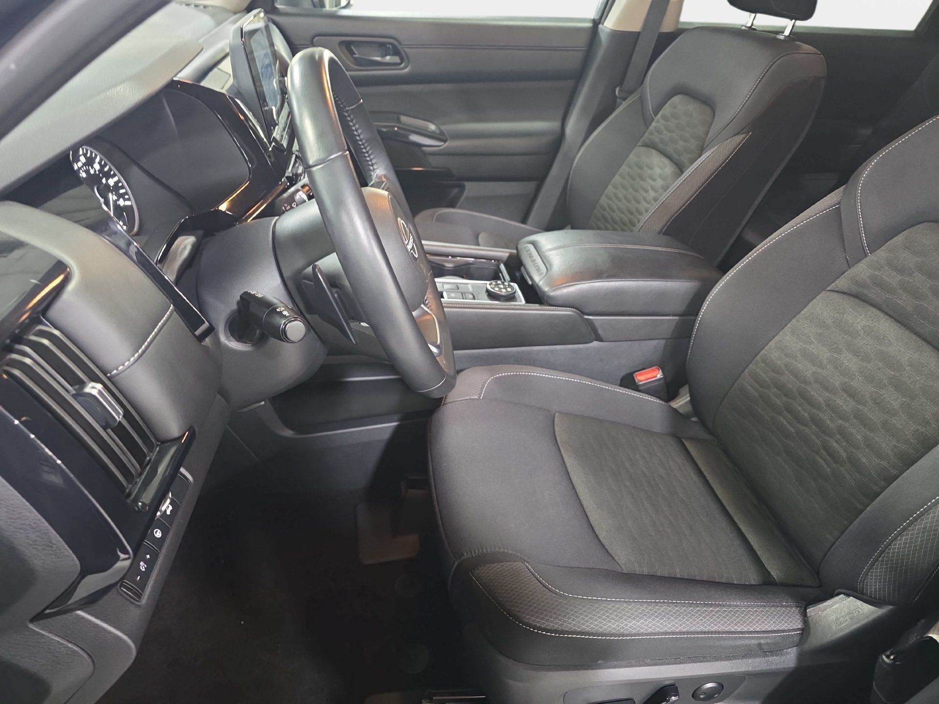 Used 2025 Nissan Pathfinder SV AWD/4WD image 15