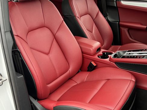 Certified 2025 Porsche Macan image 16