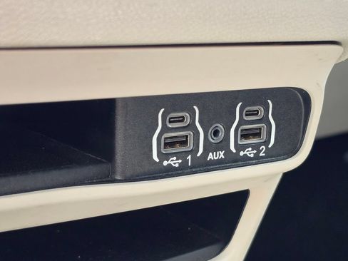 Used 2023 Chrysler Pacifica Touring-L FWD image 27