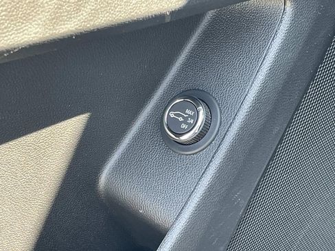 Used 2022 Chevrolet Traverse LT image 18