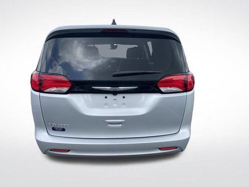 Used 2023 Chrysler Voyager LX FWD image 4