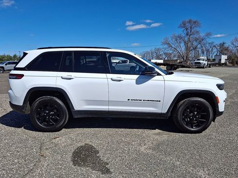 Used 2024 Jeep Grand Cherokee Altitude AWD/4WD image 13