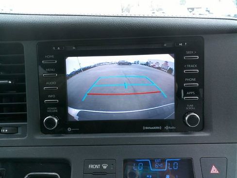 Used 2018 Toyota Sienna XLE image 15