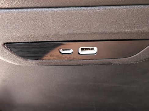 Used 2024 Chrysler Pacifica Limited FWD image 16