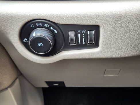 Used 2024 Chrysler Pacifica Touring-L FWD image 24