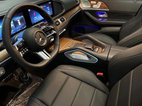 Used 2025 Mercedes-Benz GLS 450 4MATIC image 4