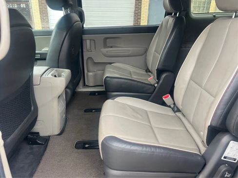 Used 2017 Kia Sedona LX w/ LX Essentials Premium Package image 11