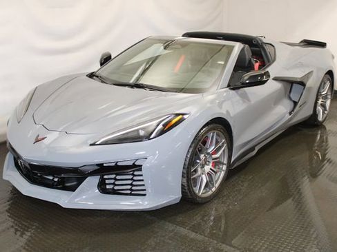 Used 2025 Chevrolet Corvette Z06 RWD image 4