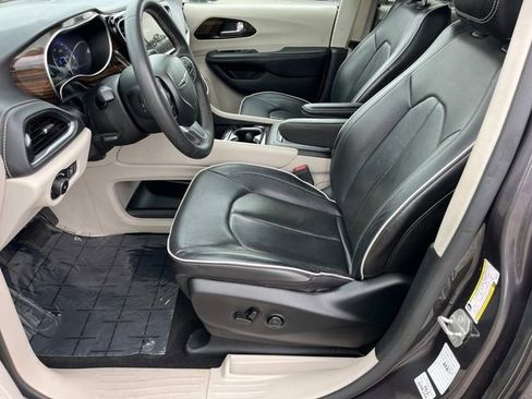 Used 2023 Chrysler Pacifica Limited FWD image 32