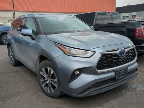 Used 2020 Toyota Highlander XLE AWD/4WD image 2
