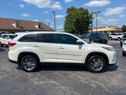 Used 2019 Toyota Highlander XLE FWD image 13