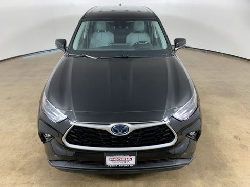 Used 2023 Toyota Highlander LE AWD/4WD image 4