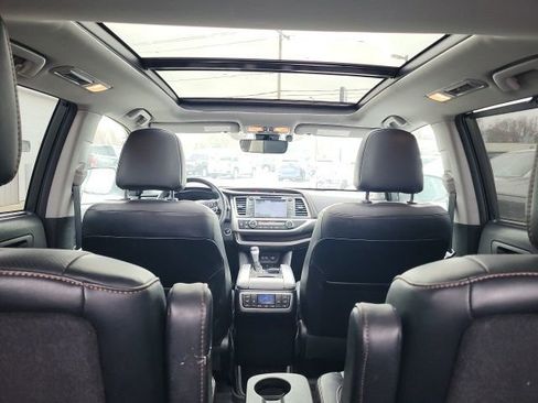 Used 2017 Toyota Highlander Limited Platinum image 2