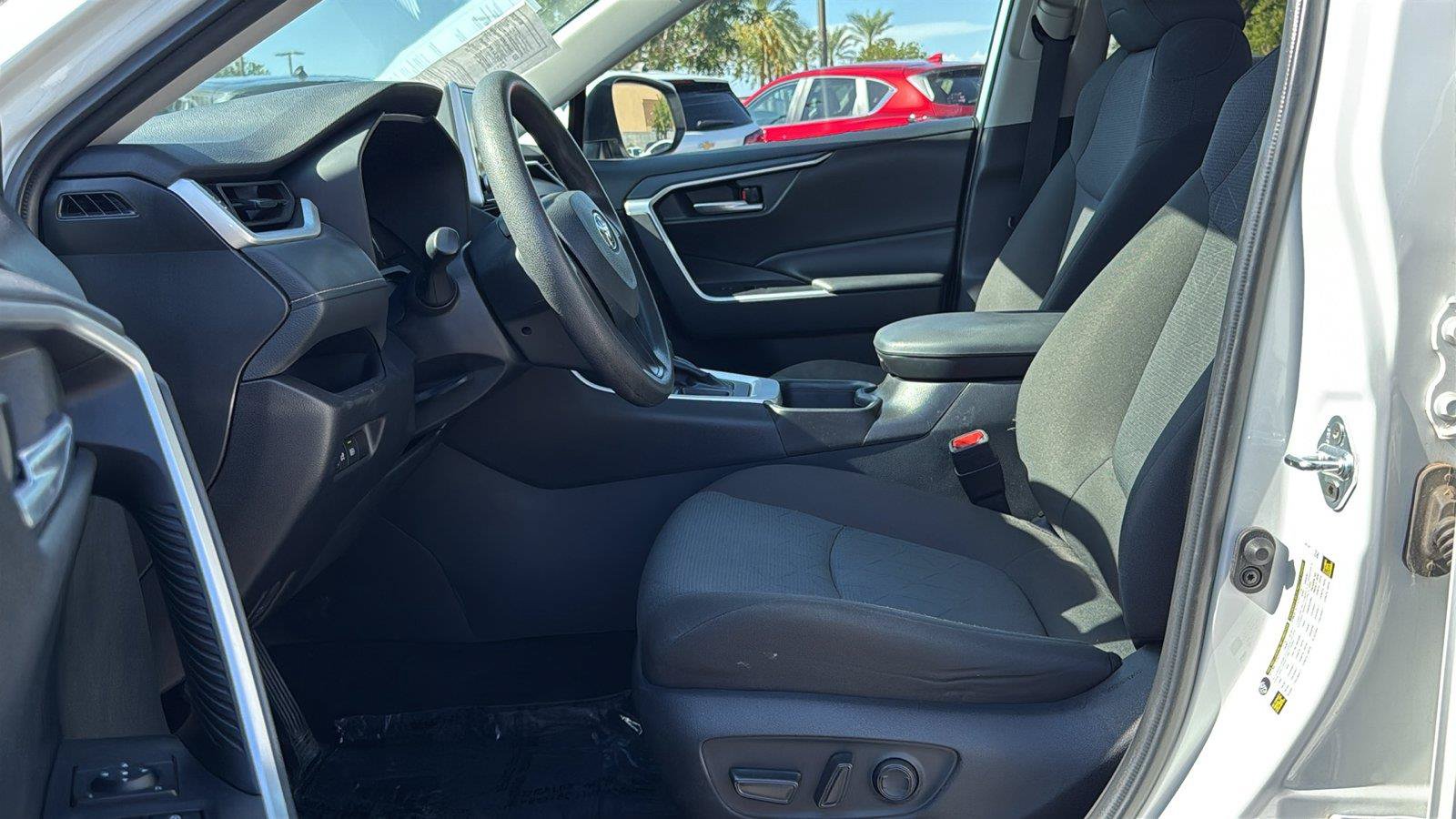 Used 2025 Toyota RAV4 XLE FWD image 21