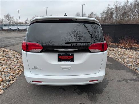 Used 2024 Chrysler Voyager LX image 4