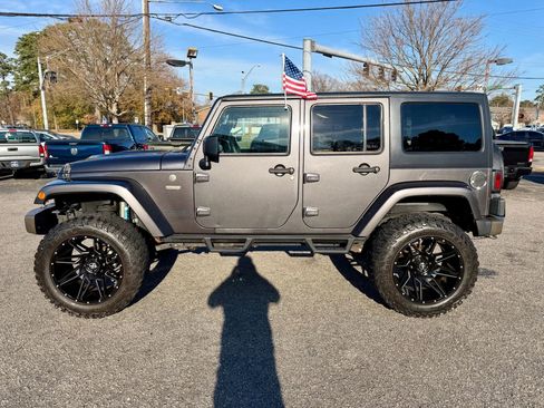 Used 2016 Jeep Wrangler Unlimited Sahara image 2
