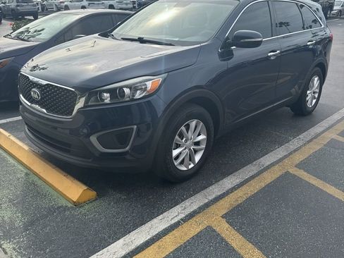 Used 2017 Kia Sorento LX w/ LX Convenience Package image 8