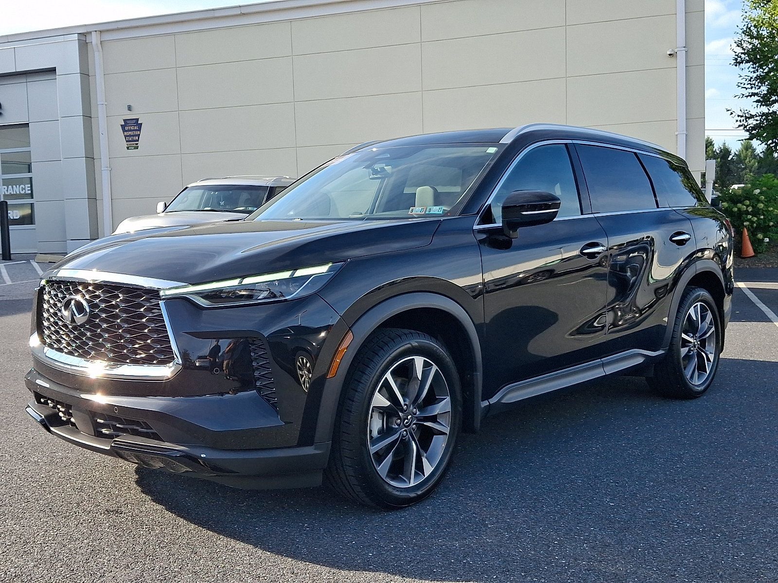 Certified 2023 INFINITI QX60 Luxe w/ Cargo Package AWD/4WD image 6