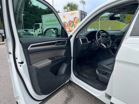 Used 2022 Volkswagen Atlas SE w/ Panoramic Sunroof Package FWD image 4