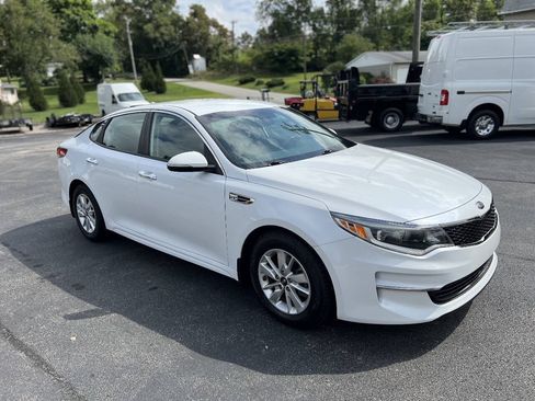 Used 2017 Kia Optima LX FWD image 3