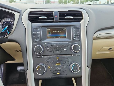 Used 2015 Ford Fusion SE FWD image 12