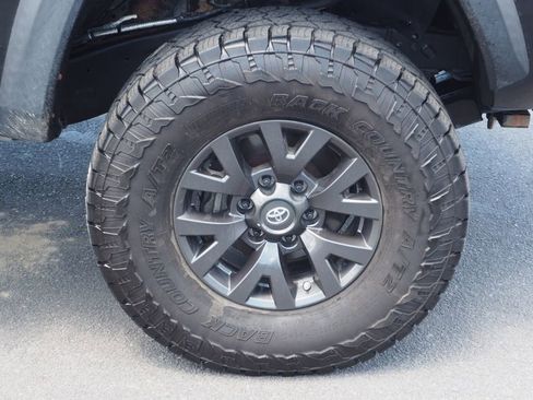 Used 2018 Toyota Tacoma TRD Off-Road AWD/4WD image 10