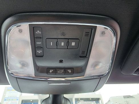 Used 2018 Jeep Grand Cherokee Limited AWD/4WD image 12