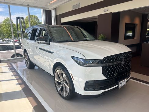 New 2026 Lincoln Navigator Black Label w/ Black Label Special Edition AWD/4WD image 1