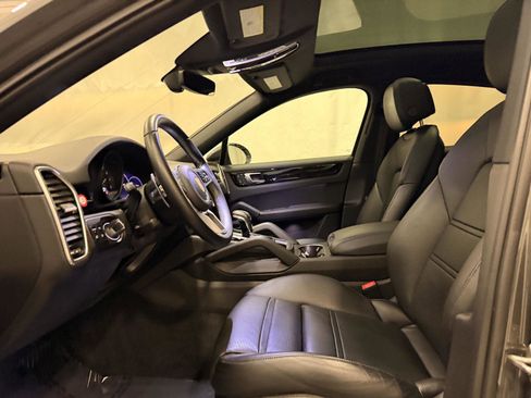 Used 2023 Porsche Cayenne Coupe image 5